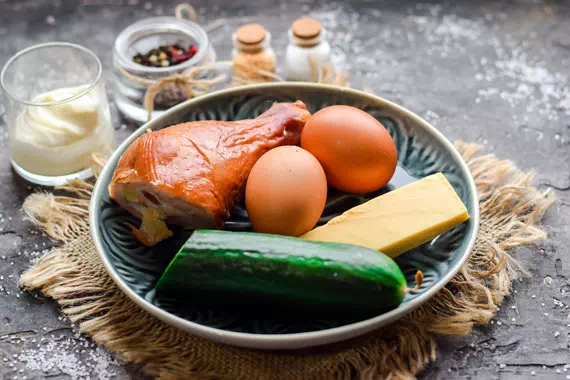 салат с копченой курицей и яичными блинчиками рецепт фото 1